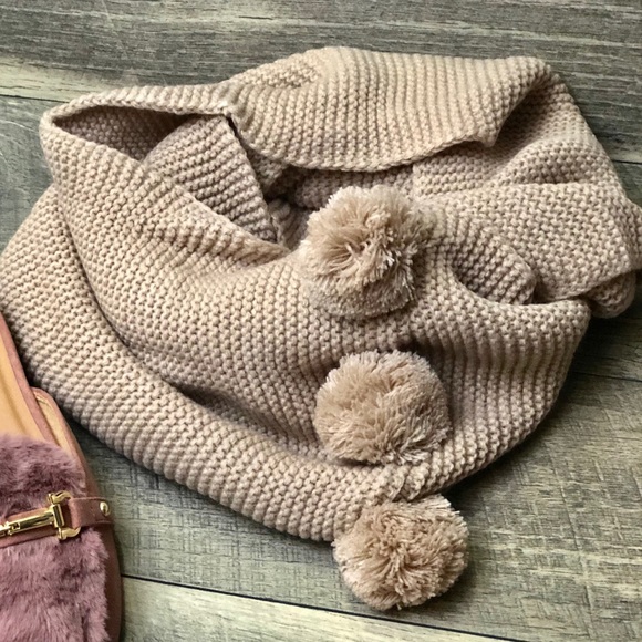 MAUVE POM POM WARM AND FUZZY INFINITY SCARF - Picture 5 of 8